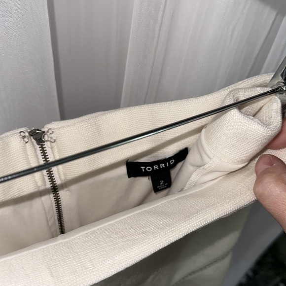 Torrid Size 2 Cream Skater Skirt - Picture 2 of 4